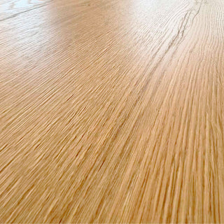 Detalle de la textura del tablero laminado de madera de roble