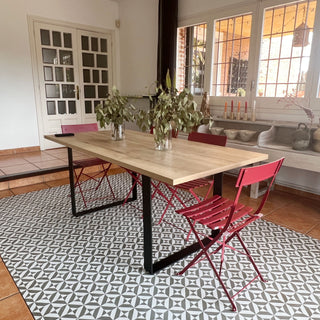 Mesa de comedor con patas metálicas en forma cuadradas