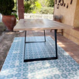 Mesa de comedor con patas trapecio