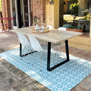 Mesa de comedor con patas en forma de trapecio 